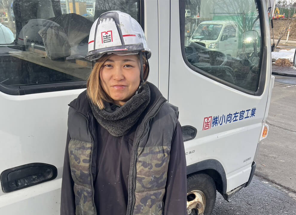 昼食を取る社員